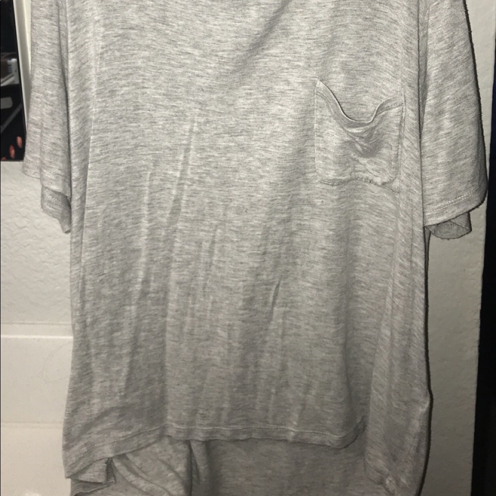 gray short sleeve shirt